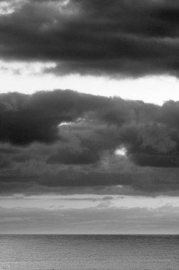 İtalya, Sicilya, Akdeniz, kışın gün batımında Sicilya Kanalı 'nda bulutlar