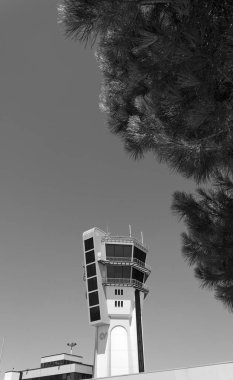 İtalya, Bari Uluslararası Havaalanı; 21 Temmuz 2009, uçuş kontrol kulesi manzarası - EDITORIAL