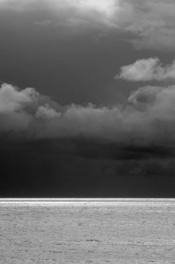 İtalya, Sicilya, Akdeniz, Sicilya Kanalı 'nda kışın fırtına bulutları