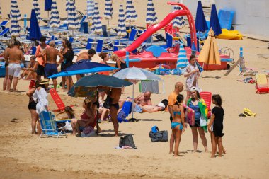 İtalya, Sicilya, Akdeniz, Donnalucata (Ragusa ili); 20 Ağustos 2024, plajda dinlenen insanlar - EDITORIAL