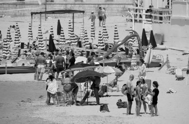 İtalya, Sicilya, Akdeniz, Donnalucata (Ragusa ili); 20 Ağustos 2024, plajda dinlenen insanlar - EDITORIAL