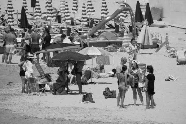 İtalya, Sicilya, Akdeniz, Donnalucata (Ragusa ili); 20 Ağustos 2024, plajda dinlenen insanlar - EDITORIAL