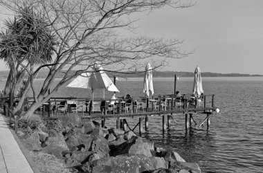 İtalya, Bracciano Gölü, Trevignano (Roma); 31 Mart 2016, insanlar göl kenarındaki bir restoranda dinleniyorlar - EDITORIAL