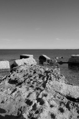 İtalya, Sicilya, Akdeniz, Marzaemi (Siracua Eyaleti), kayalık kıyı şeridi manzarası