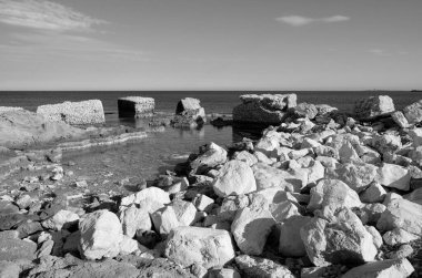 İtalya, Sicilya, Akdeniz, Marzaemi (Siracua Eyaleti), kayalık kıyı şeridi manzarası