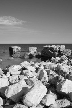 İtalya, Sicilya, Akdeniz, Marzaemi (Siracua Eyaleti), kayalık kıyı şeridi manzarası