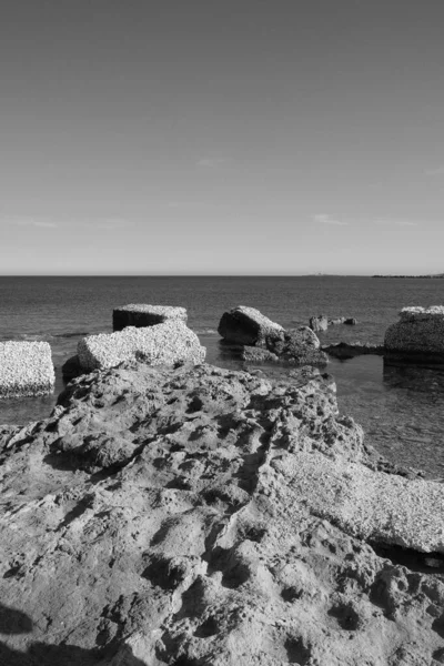 İtalya, Sicilya, Akdeniz, Marzaemi (Siracua Eyaleti), kayalık kıyı şeridi manzarası