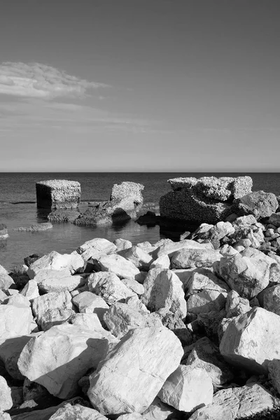 İtalya, Sicilya, Akdeniz, Marzaemi (Siracua Eyaleti), kayalık kıyı şeridi manzarası