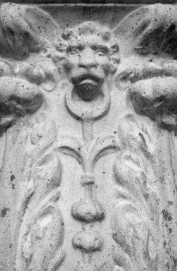 İtalya, Sicilya, Scicli (Ragusa Eyaleti); vazodaki eski taş aslan heykeli