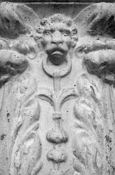 İtalya, Sicilya, Scicli (Ragusa Eyaleti); vazodaki eski taş aslan heykeli