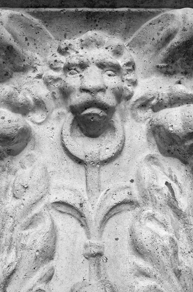 İtalya, Sicilya, Scicli (Ragusa Eyaleti); vazodaki eski taş aslan heykeli