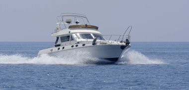 İtalya, Sicilya, Akdeniz, Marina di Ragusa (Ragusa Eyaleti); 18 Temmuz 2015, insanlar lüks bir yatla seyahat ediyorlar - EDITORIAL