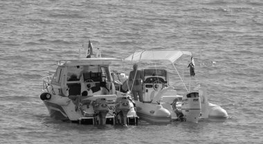 İtalya, Sicilya, Akdeniz, Marina di Ragusa (Ragusa Eyaleti); 12 Eylül 2015, denizde motorlu teknelerde insanlar - EDITORIAL
