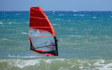 İtalya, Sicilya, Akdeniz, Donnalucata (Ragusa Eyaleti); 20 Ağustos 2024, dalgalara binen sörfçü - EDITORIAL