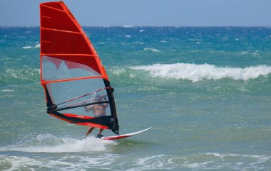 İtalya, Sicilya, Akdeniz, Donnalucata (Ragusa Eyaleti); 20 Ağustos 2024, dalgalara binen sörfçü - EDITORIAL