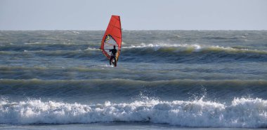 İtalya, Sicilya, Akdeniz, Marina di Ragusa (Ragusa ili); 7 Aralık 2021, denizde sörfçü - EDITORIAL