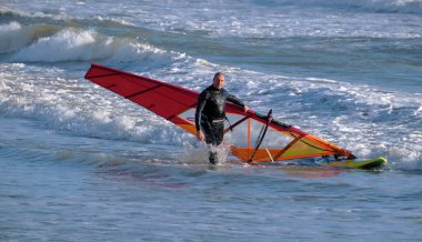 İtalya, Sicilya, Akdeniz, Marina di Ragusa (Ragusa ili); 7 Aralık 2021, denizde sörfçü - EDITORIAL