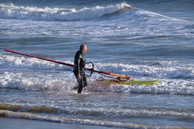 İtalya, Sicilya, Akdeniz, Marina di Ragusa (Ragusa ili); 7 Aralık 2021, denizde sörfçü - EDITORIAL