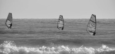 İtalya, Sicilya, Akdeniz, Marina di Ragusa (Ragusa ili); 7 Aralık 2021, denizde sörfçüler - EDITORIAL