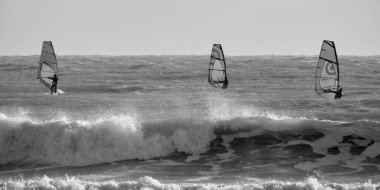 İtalya, Sicilya, Akdeniz, Marina di Ragusa (Ragusa ili); 7 Aralık 2021, denizde sörfçüler - EDITORIAL