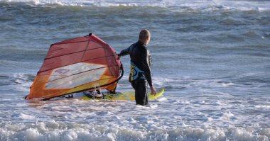 İtalya, Sicilya, Akdeniz, Marina di Ragusa (Ragusa ili); 7 Aralık 2021, denizde sörfçü - EDITORIAL