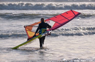 İtalya, Sicilya, Akdeniz, Marina di Ragusa (Ragusa ili); 7 Aralık 2021, denizde sörfçü - EDITORIAL