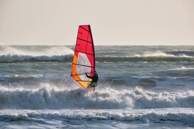 İtalya, Sicilya, Akdeniz, Marina di Ragusa (Ragusa ili); 7 Aralık 2021, denizde sörfçü - EDITORIAL