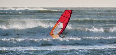 İtalya, Sicilya, Akdeniz, Marina di Ragusa (Ragusa ili); 7 Aralık 2021, denizde sörfçü - EDITORIAL