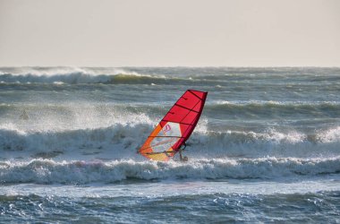 İtalya, Sicilya, Akdeniz, Marina di Ragusa (Ragusa ili); 7 Aralık 2021, denizde sörfçü - EDITORIAL