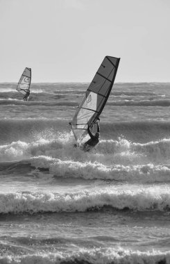 İtalya, Sicilya, Akdeniz, Marina di Ragusa (Ragusa ili); 7 Aralık 2021, denizde sörfçüler - EDITORIAL