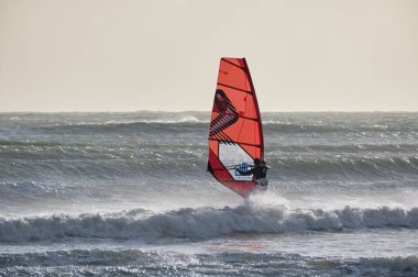 İtalya, Sicilya, Akdeniz, Marina di Ragusa (Ragusa ili); 7 Aralık 2021, denizde sörfçü - EDITORIAL