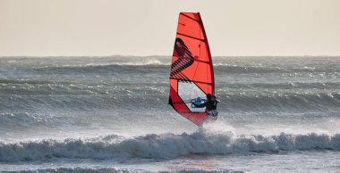 İtalya, Sicilya, Akdeniz, Marina di Ragusa (Ragusa ili); 7 Aralık 2021, denizde sörfçü - EDITORIAL