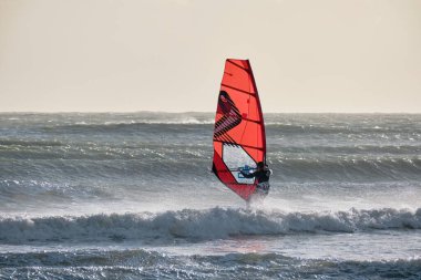 İtalya, Sicilya, Akdeniz, Marina di Ragusa (Ragusa ili); 7 Aralık 2021, denizde sörfçü - EDITORIAL