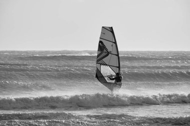 İtalya, Sicilya, Akdeniz, Marina di Ragusa (Ragusa ili); 7 Aralık 2021, denizde sörfçü - EDITORIAL