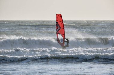 İtalya, Sicilya, Akdeniz, Marina di Ragusa (Ragusa ili); 7 Aralık 2021, denizde sörfçü - EDITORIAL