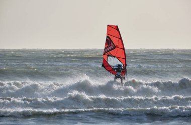 İtalya, Sicilya, Akdeniz, Marina di Ragusa (Ragusa ili); 7 Aralık 2021, denizde sörfçü - EDITORIAL