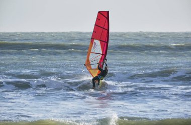 İtalya, Sicilya, Akdeniz, Marina di Ragusa (Ragusa ili); 7 Aralık 2021, denizde sörfçü - EDITORIAL