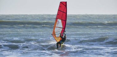 İtalya, Sicilya, Akdeniz, Marina di Ragusa (Ragusa ili); 7 Aralık 2021, denizde sörfçü - EDITORIAL