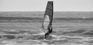 İtalya, Sicilya, Akdeniz, Marina di Ragusa (Ragusa ili); 7 Aralık 2021, denizde sörfçü - EDITORIAL