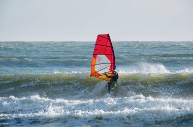 İtalya, Sicilya, Akdeniz, Marina di Ragusa (Ragusa ili); 7 Aralık 2021, denizde sörfçü - EDITORIAL