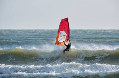 İtalya, Sicilya, Akdeniz, Marina di Ragusa (Ragusa ili); 7 Aralık 2021, denizde sörfçü - EDITORIAL