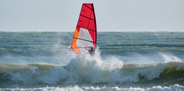 İtalya, Sicilya, Akdeniz, Marina di Ragusa (Ragusa ili); 7 Aralık 2021, denizde sörfçü - EDITORIAL