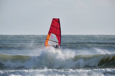 İtalya, Sicilya, Akdeniz, Marina di Ragusa (Ragusa ili); 7 Aralık 2021, denizde sörfçü - EDITORIAL