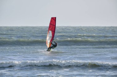 İtalya, Sicilya, Akdeniz, Marina di Ragusa (Ragusa ili); 7 Aralık 2021, denizde sörfçü - EDITORIAL