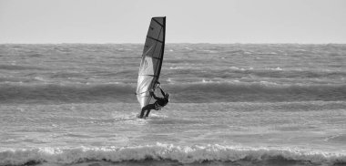 İtalya, Sicilya, Akdeniz, Marina di Ragusa (Ragusa ili); 7 Aralık 2021, denizde sörfçü - EDITORIAL