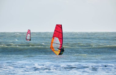 İtalya, Sicilya, Akdeniz, Marina di Ragusa (Ragusa ili); 7 Aralık 2021, denizde sörfçüler - EDITORIAL