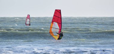 İtalya, Sicilya, Akdeniz, Marina di Ragusa (Ragusa ili); 7 Aralık 2021, denizde sörfçüler - EDITORIAL