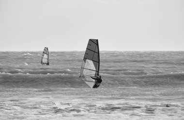 İtalya, Sicilya, Akdeniz, Marina di Ragusa (Ragusa ili); 7 Aralık 2021, denizde sörfçüler - EDITORIAL