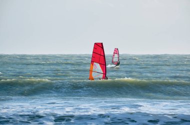 İtalya, Sicilya, Akdeniz, Marina di Ragusa (Ragusa ili); 7 Aralık 2021, denizde sörfçüler - EDITORIAL