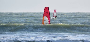 İtalya, Sicilya, Akdeniz, Marina di Ragusa (Ragusa ili); 7 Aralık 2021, denizde sörfçüler - EDITORIAL